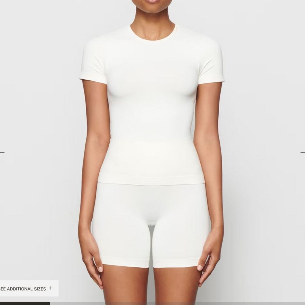 SKIMS Soft Smoothing Seamless Tshirt